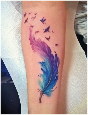 Tatouage plume colorée bleu et rose avec de multiples oiseaux